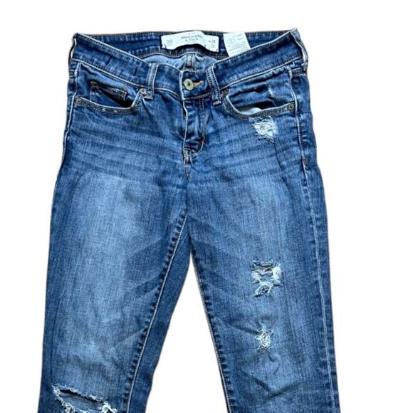 Abercrombie and Fitch low rise distressed Jean - Picture 3 of 9